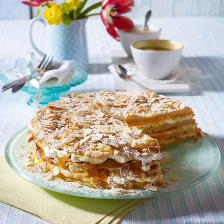 Himmlische Schichttorte mit Aprikosen und Schmand-Sahne-Creme Rezept