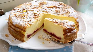 Himmlischer Käsekuchen mit Mandelkruste Rezept - Foto: LECKER @ Bauer Media Group