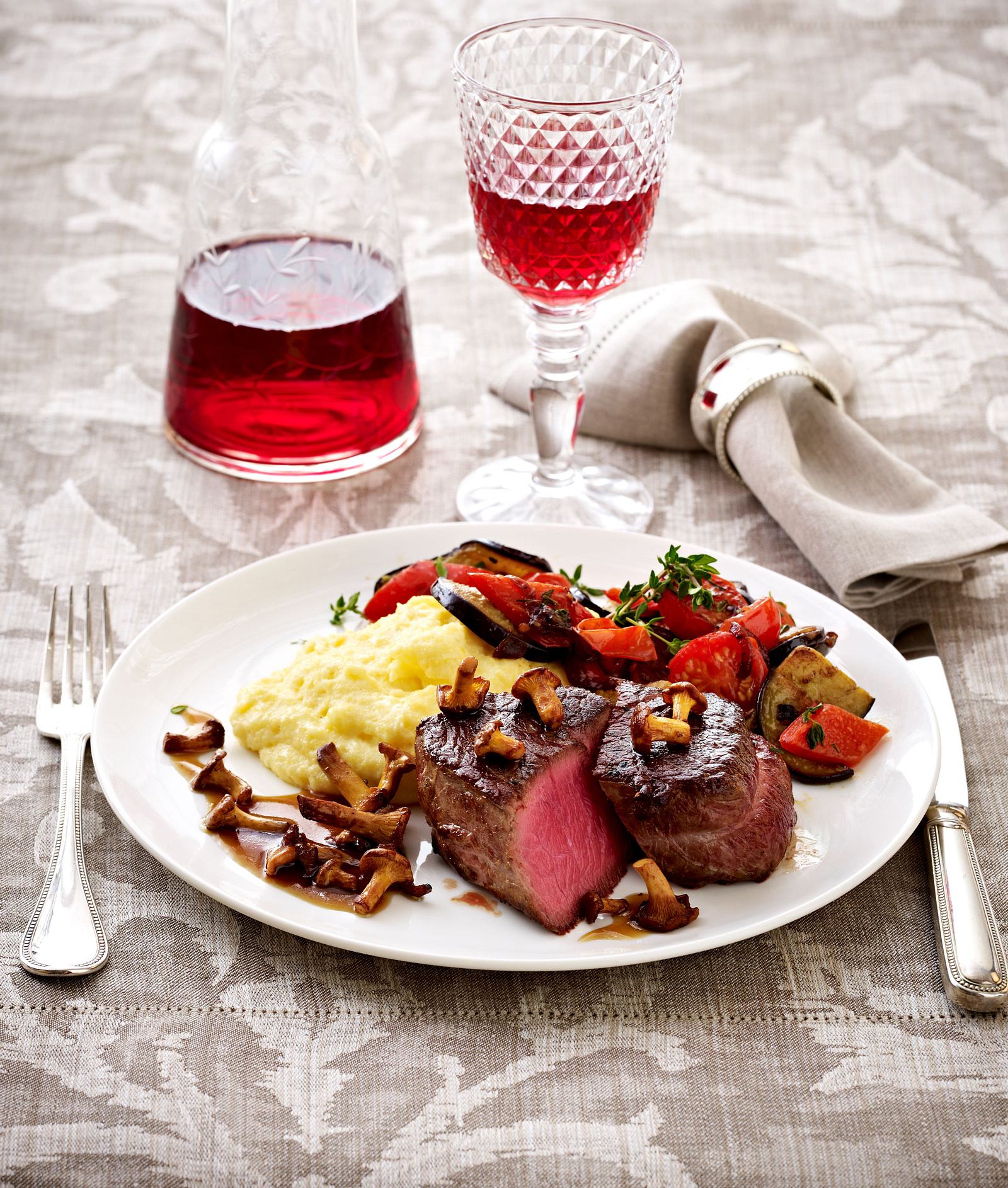 Hirsch-Medaillon mit Pfifferlingsoße zu Ratatouille-Gemüse und ...