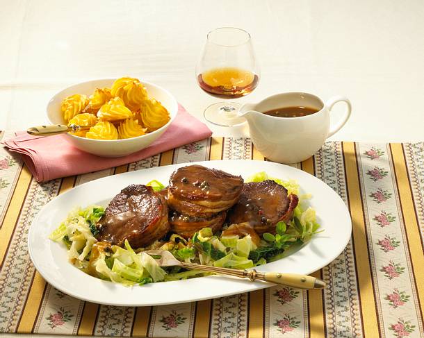 Hirsch-Medaillons in Cognac-Pfeffersoße zu Herzoginkartoffeln Rezept Hirsch-Medaillons in Cognac-Pfeffersoße zu Herzoginkartoffeln Rezept
