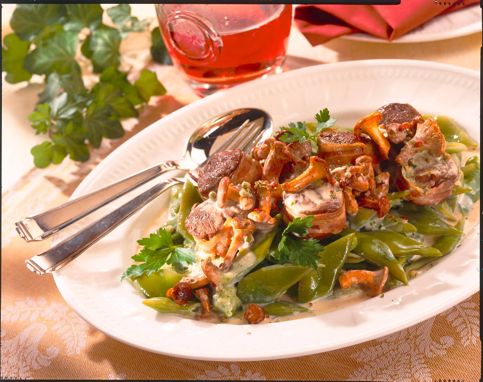 Hirsch-Medaillons mit Pfifferlingsoße Rezept | LECKER