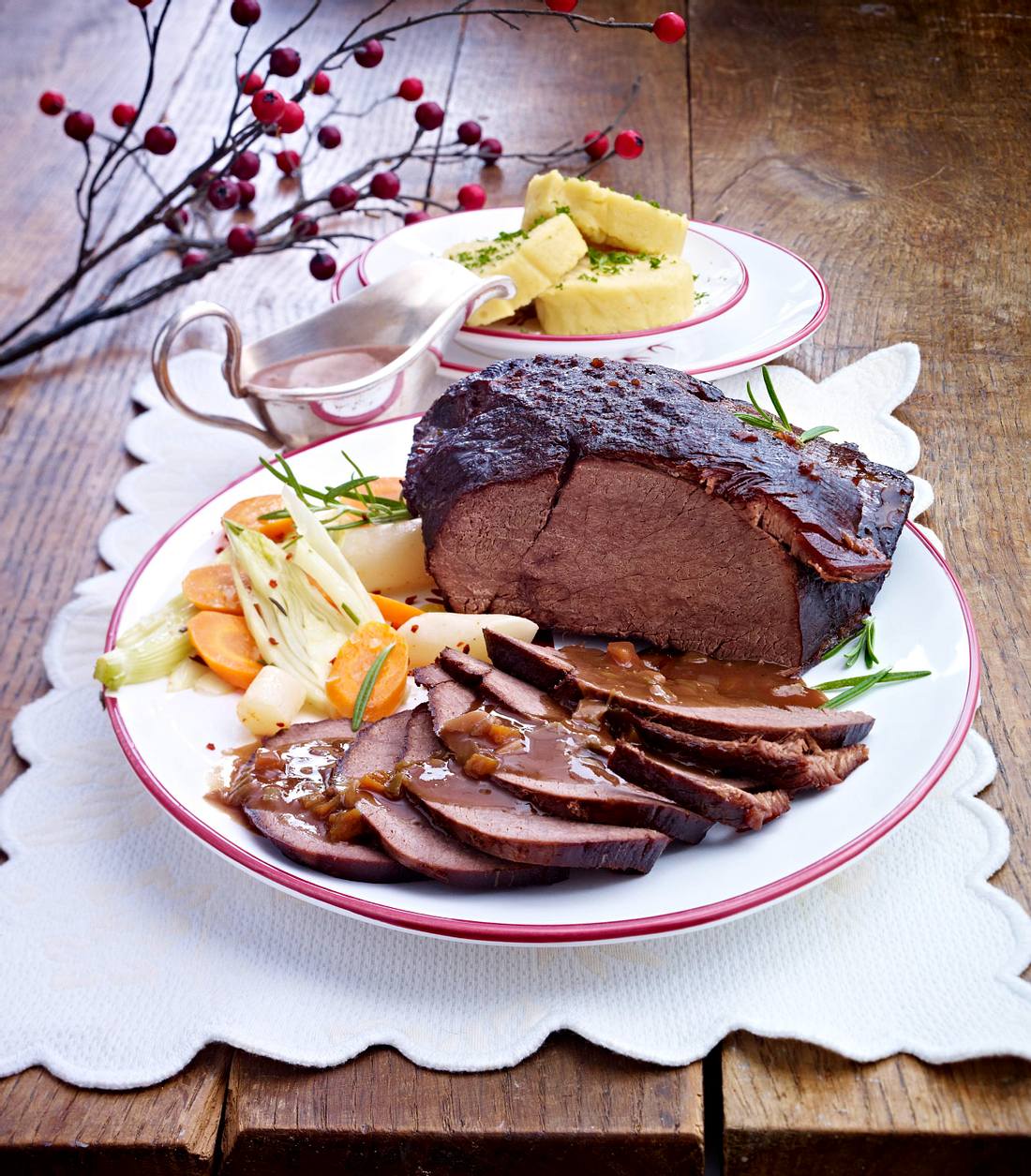 Hirschbraten mit Kartoffelroulade Rezept | LECKER