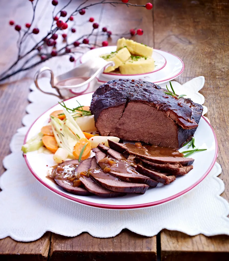 Hirschbraten mit Kartoffelroulade und Wintergemüse Rezept Hirschbraten mit Kartoffelroulade und Wintergemüse Rezept