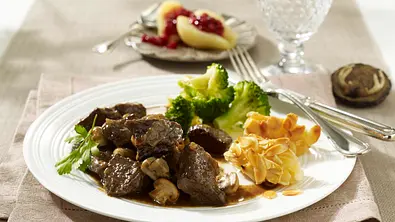 Hirschgulasch in Wacholderrahm zu Mandelbällchen und Broccoli Rezept - Foto: LECKER @ Bauer Media Group