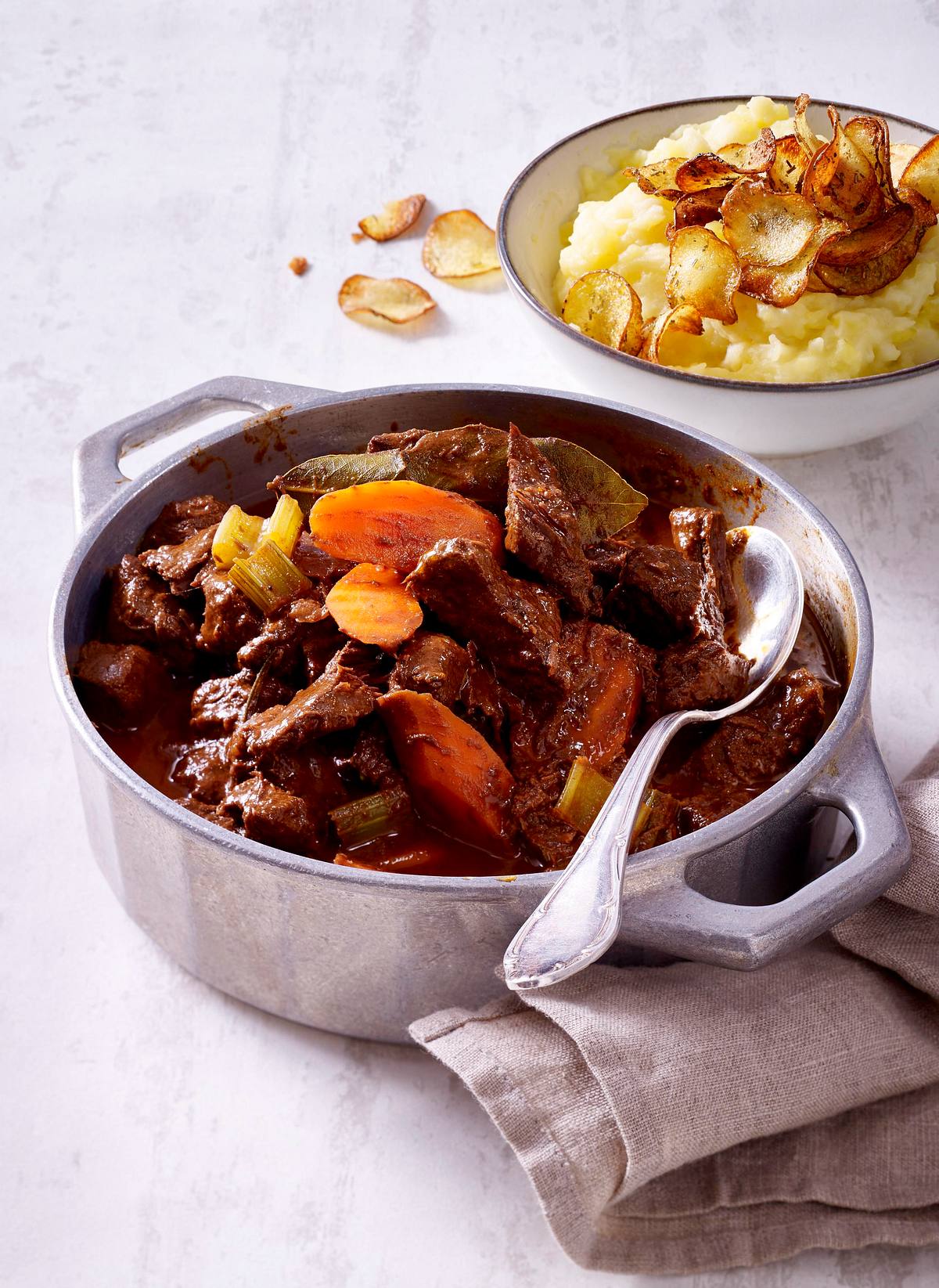 Hirschgulasch mit Zartbitterschokolade Rezept