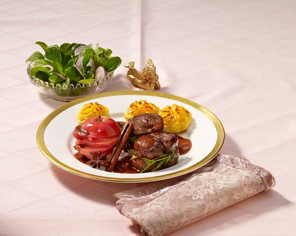 Hirschmedaillons mit Herzogin-Kartoffeln und Gewürzäpfeln Rezept