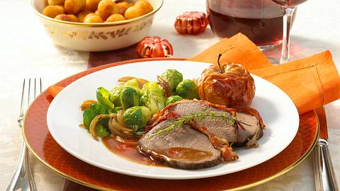 Hirschrücken mit Hagebuttensoße zu Rosenkohl Rezept - Foto: Först, Thomas
