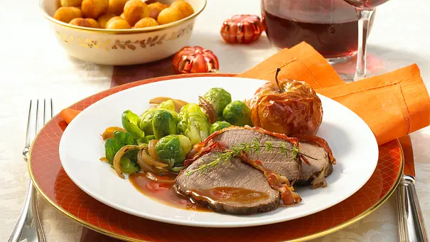 Hirschrücken mit Hagebuttensoße zu Rosenkohl Rezept - Foto: LECKER @ Bauer Media Group