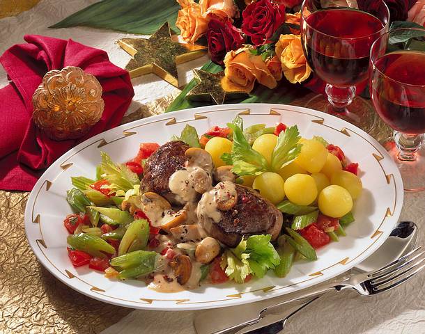 Hirschsteaks mit Selleriegemüse Rezept Hirschsteaks mit Selleriegemüse Rezept