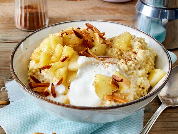 Hirse-Frühstück mit Apfel-Zimt-Kompott Rezept | LECKER