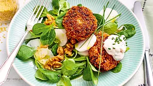 Hirsebratlinge mit Feldsalat und Rettich Rezept - Foto: LECKER @ Bauer Media Group Hirsebratlinge mit Feldsalat und Rettich Rezept - Foto: LECKER @ Bauer Media Group