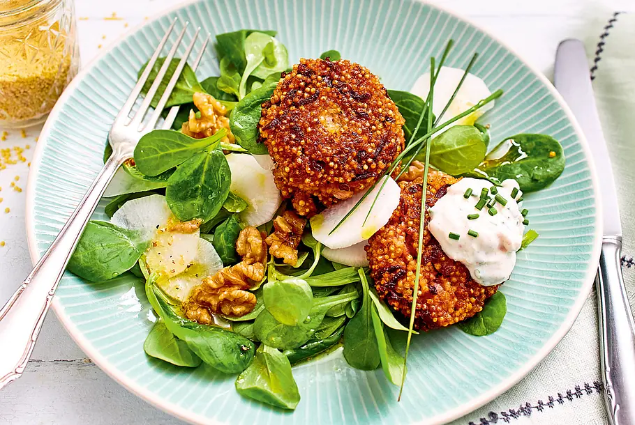 Hirsebratlinge mit Feldsalat und Rettich Rezept Hirsebratlinge mit Feldsalat und Rettich Rezept