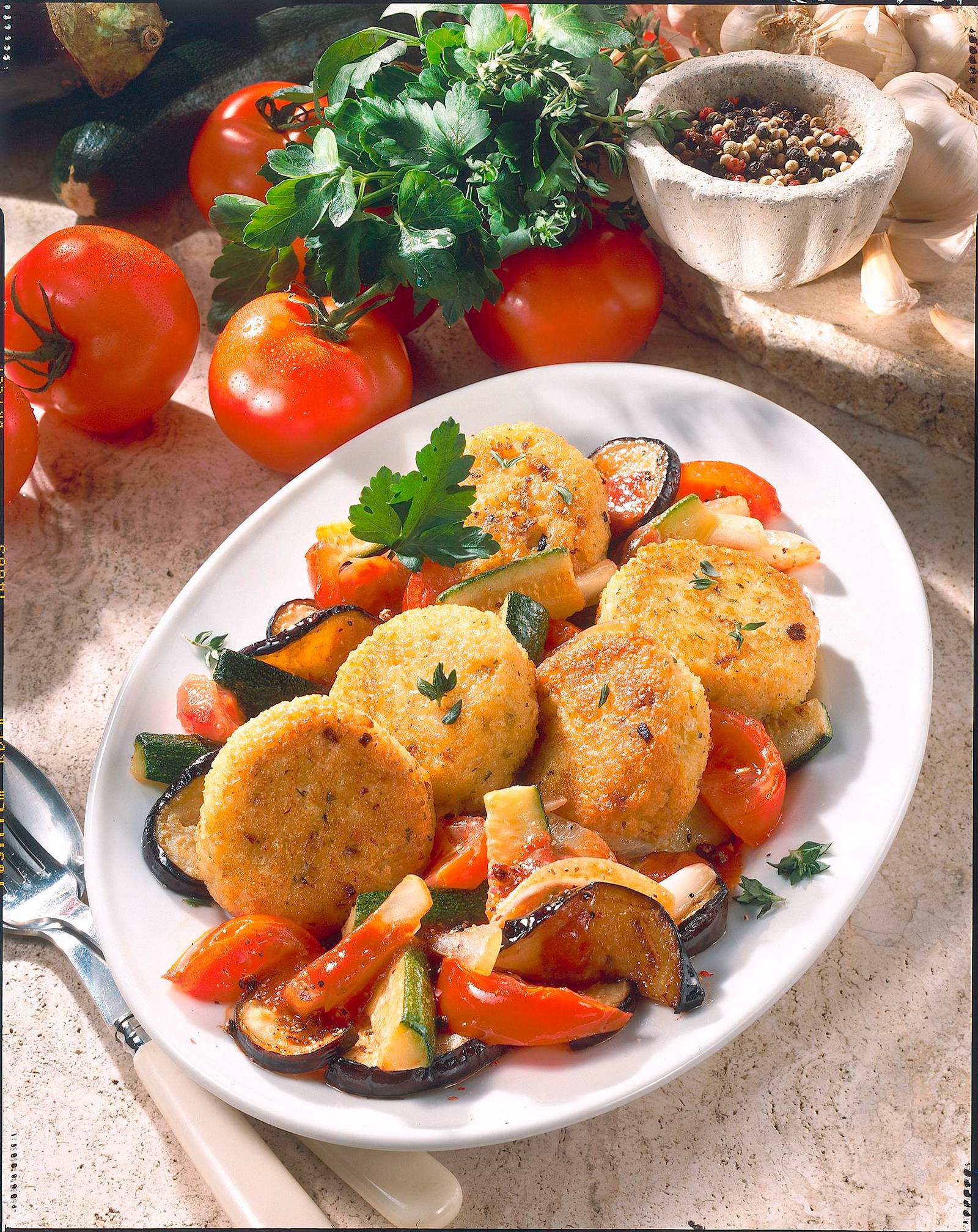 Hirsefrikadellen auf Ratatouille Rezept | LECKER