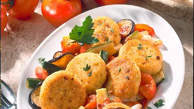 Hirsefrikadellen auf Ratatouille Rezept - Foto: LECKER @ Bauer Media Group