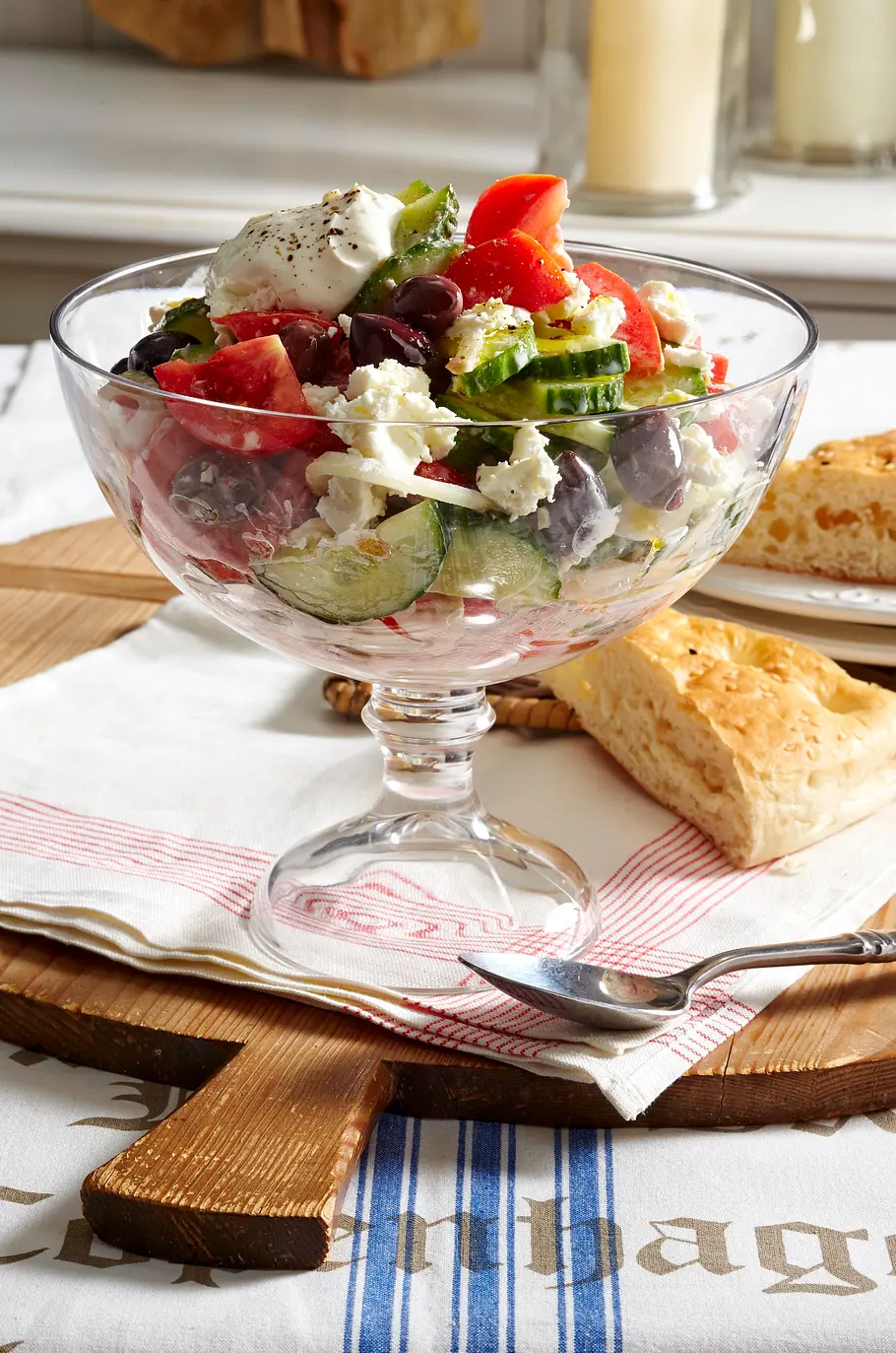 Hirtensalat mit Tsatsikisoße Rezept Hirtensalat mit Tsatsikisoße Rezept