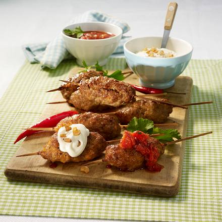 Hirtenspieße mit pikanten Dips Rezept Hirtenspieße mit pikanten Dips Rezept