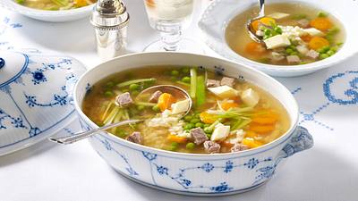 Hochzeitssuppe mit Eierstich und Riebele Rezept - Foto: House of Food / Bauer Food Experts KG