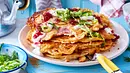 Mehrere gestapelte Pfannkuchen mit herzhaften Toppings - Foto: LECKER @ Bauer Media Group