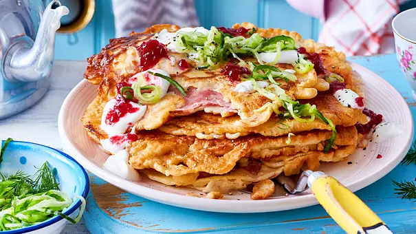 Mehrere gestapelte Pfannkuchen mit herzhaften Toppings - Foto: LECKER @ Bauer Media Group Mehrere gestapelte Pfannkuchen mit herzhaften Toppings - Foto: LECKER @ Bauer Media Group