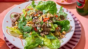 Thai-Salat Sweet Chili mit Hack und Haselnüssen serveirt - Foto: LECKER @ Bauer Media Group Thai-Salat Sweet Chili mit Hack und Haselnüssen serveirt - Foto: LECKER @ Bauer Media Group