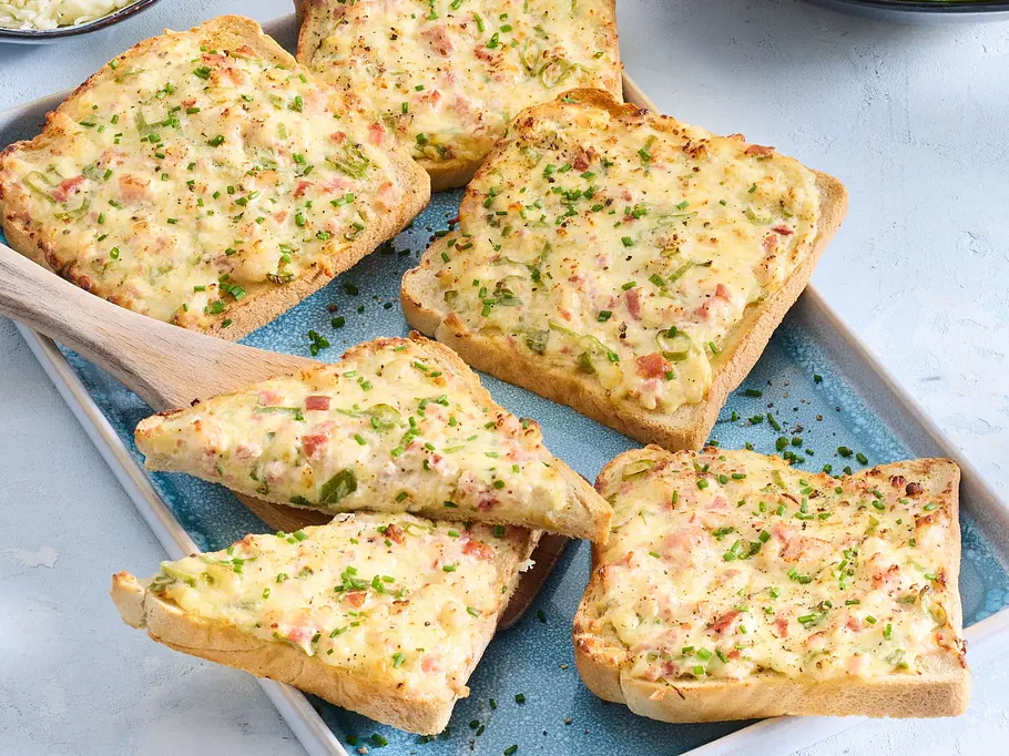 5 Flammkuchen-Toast auf einem rechteckigen Teller