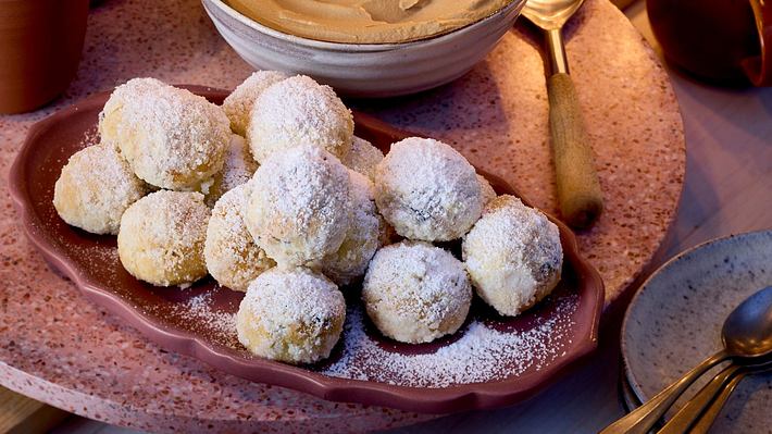 Stollenbällchen mit Dalgona-Mousse Rezept - Foto: House of Food / Bauer Food Experts KG