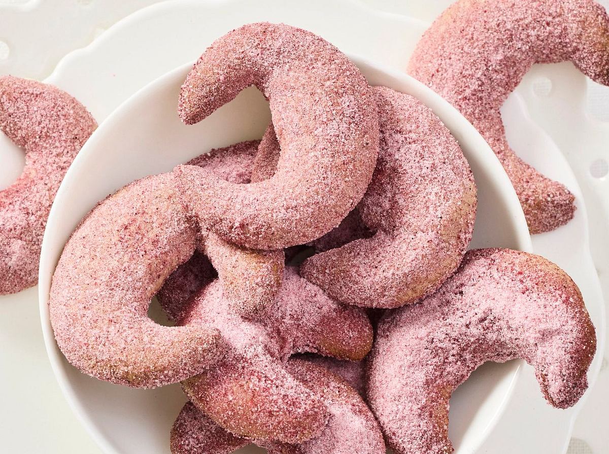 Cassis Kipferl in klassischer Kipferl Form mit rosa Farbe