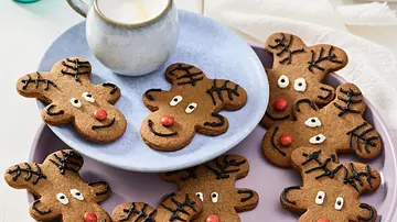 Kekse in Form von Rentieren,braune schoko Kekse und schokoladen Verzierung mit Rentier Gesicht - Foto: LECKER @ Bauer Media Group