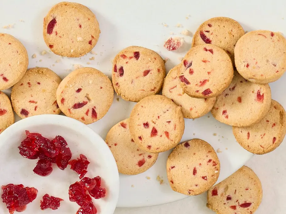 Heidesand mit Kirschen und Bittermandel-Aroma Rezept | LECKER