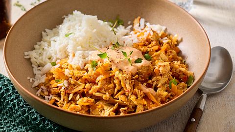 Schüssel mit weißem Reis und einer Mischung aus gebratenen Möhren, Räuchertofu und frischen Kräutern, garniert mit einer cremigen Sauce. - Foto: LECKER @ Bauer Media Group