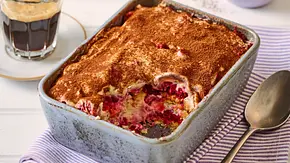 Tiramisu mit einer Schicht Kakao, frischen Himbeeren und Butterkeksen in einer rechteckigen Auflaufform auf einem gestreiften Tuch. - Foto: StockFood Studios / Meike Bergmann Tiramisu mit einer Schicht Kakao, frischen Himbeeren und Butterkeksen in einer rechteckigen Auflaufform auf einem gestreiften Tuch. - Foto: StockFood Studios / Meike Bergmann
