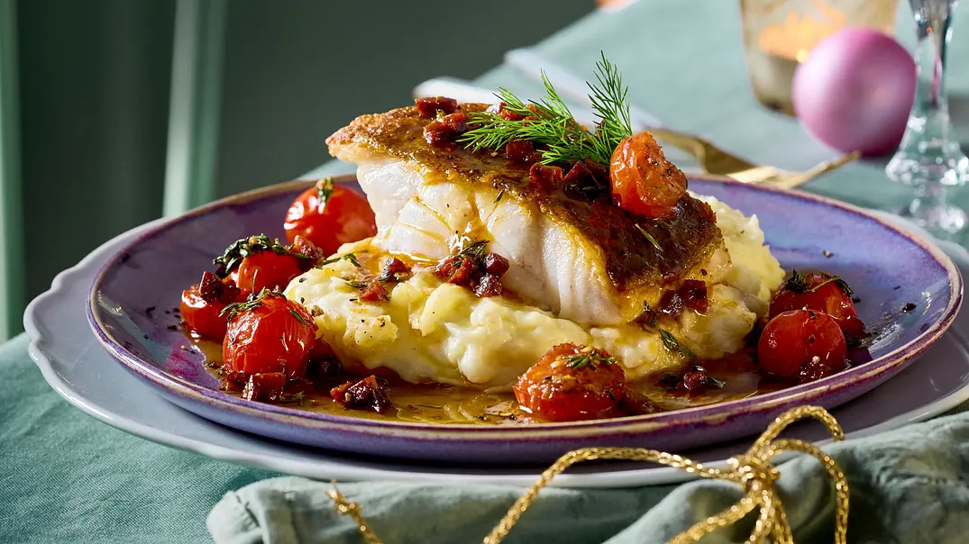 Gebratener Kabeljau auf Mascarpone-Kartoffelpüree mit Kirschtomaten - Foto: LECKER @ Bauer Media Group