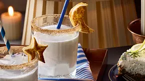Knusprige Himmelsboten in Mond- und Sternform als Gebäck an den Cocktailgläsern und auf dem Tisch neben der Tortenplatte. - Foto: LECKER @ Bauer Media Group Knusprige Himmelsboten in Mond- und Sternform als Gebäck an den Cocktailgläsern und auf dem Tisch neben der Tortenplatte. - Foto: LECKER @ Bauer Media Group