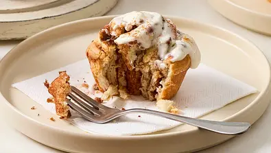 Zimtschnecken-Muffins mit einer Glasur auf einem Teller - Foto: LECKER @ Bauer Media Group