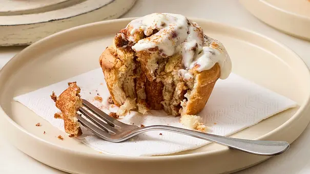 Angegabelter Zimtschnecken-Muffin - Foto: LECKER @ Bauer Media Group