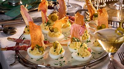 Eierschiffchen mit Schinken-Segel und einer Füllung, getoppt mit Sauren Gurken  - Foto: LECKER @ Bauer Media Group
