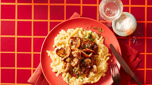 Käsespätzle mit Jäger-Geschnetzeltem Rezept - Foto: House of Food / Bauer Food Experts KG