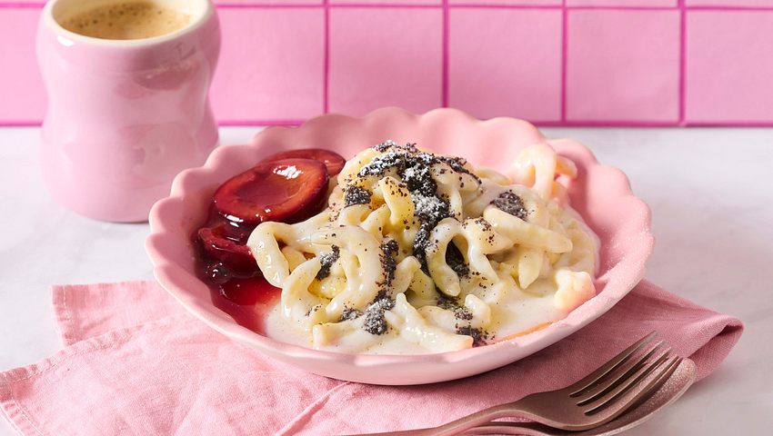 Germknödel-Spätzle mit Pflümli-Kompott Rezept - Foto: House of Food / Bauer Food Experts KG