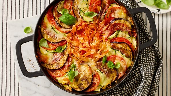 Baked-Bandnudeln mit Ratatouille-Decke Rezept - Foto: House of Food / Bauer Food Experts