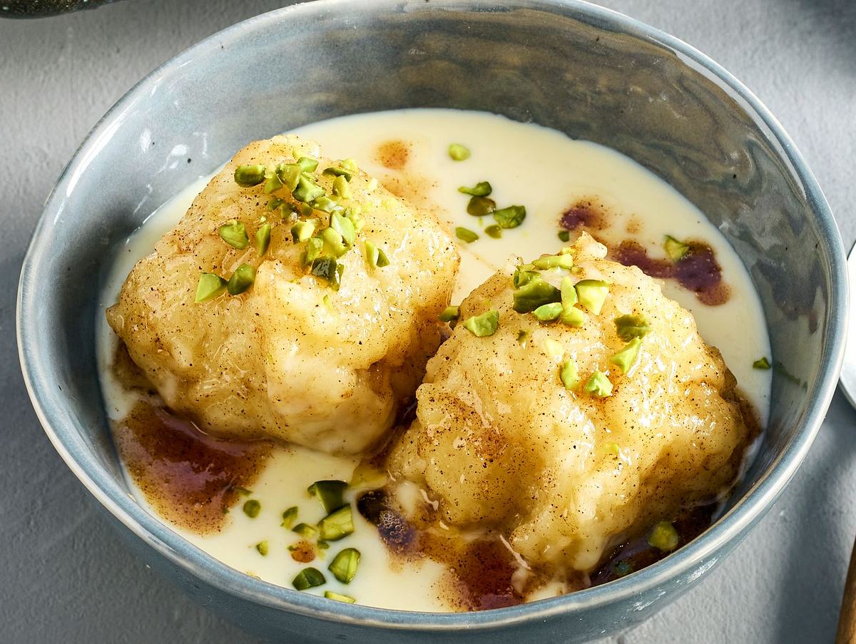 Süße Apfelknödel in einer Vanillesoße 