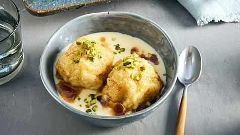 Süße Apfelknödel in einer Vanillesoße  - Foto: LECKER @ Bauer Media Group