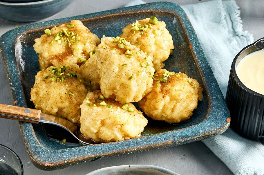 Süße Apfelknödel in einer Vanillesoße 