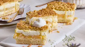 Birnen-Bienenstich mit Eierlikör geschichtet und mit Mandeln und Sahne getopped - Foto: LECKER @ Bauer Media Group