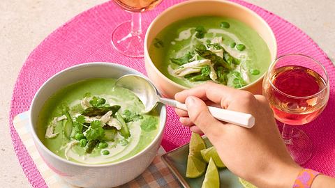 Grüne  Curry-Spargel-Suppe mit Chicken Rezept - Foto: House of Food / Bauer Food Experts KG