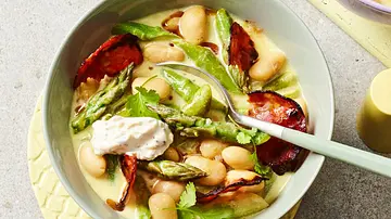 Eine Schüssel cremiger Eintopf mit weißen Bohnen, grünem Spargel und Chorizo-Chips. - Foto: LECKER @ Bauer Media Group Eine Schüssel cremiger Eintopf mit weißen Bohnen, grünem Spargel und Chorizo-Chips. - Foto: LECKER @ Bauer Media Group