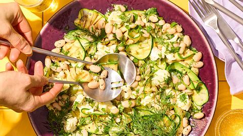 Mediteraner Gilled Salat mit Bohnen und Zucchini - Foto: LECKER @ Bauer Media Group