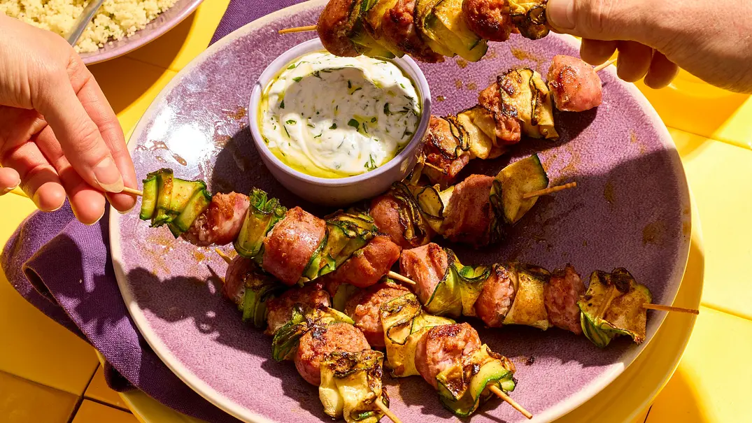 Bratwurst Spieße mit Zucchini und Dip - Foto: LECKER @ Bauer Media Group Bratwurst Spieße mit Zucchini und Dip - Foto: LECKER @ Bauer Media Group