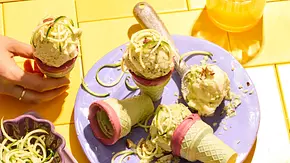 Zucchini Eiscreme in einer Waffel - Foto: LECKER @ Bauer Media Group Zucchini Eiscreme in einer Waffel - Foto: LECKER @ Bauer Media Group