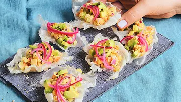 Knusprige, essbare Schälchen auf rechteckigem schwarzem Steinbrett, gefüllt mit vegetarischen Thunfisch-Salat, Avocado und eingelegten roten Zwiebeln. - Foto: House of Food / StockFood Studios / Meike Bergmann Knusprige, essbare Schälchen auf rechteckigem schwarzem Steinbrett, gefüllt mit vegetarischen Thunfisch-Salat, Avocado und eingelegten roten Zwiebeln. - Foto: House of Food / StockFood Studios / Meike Bergmann