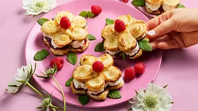 Blätterteig-Gebäcke in Blumenform auf einem rosa Teller, gefüllt mit Sahne und Beeren, dekoriert mit frischen Himbeeren und Minzblättern. - Foto: LECKER @ Bauer Media Group Blätterteig-Gebäcke in Blumenform auf einem rosa Teller, gefüllt mit Sahne und Beeren, dekoriert mit frischen Himbeeren und Minzblättern. - Foto: LECKER @ Bauer Media Group